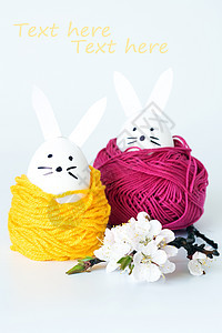 装饰复活节兔子和一连串樱花盛开图片