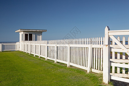 白色海滩小屋栅栏班堡海岸旅行图片