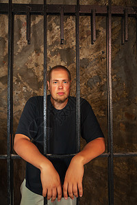 关在监狱后面的年轻人细胞犯罪安全锁定囚犯监禁孤独惩罚酒吧局限图片