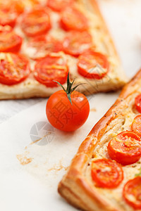 配西红柿和脆皮美食服务砧板奶油午餐烹饪绿色焦点黄色图片