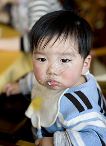 进食婴儿后代摄影男生食物几个月孩子勺子童年肩膀图片