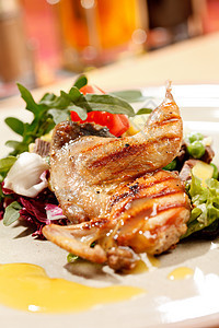 鱼肉沙拉上的家禽牛肉鹌鹑草本植物烹饪食物美食饮食蔬菜土豆图片