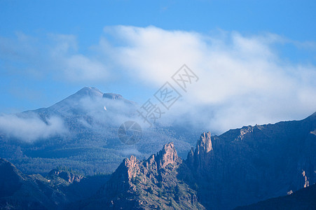 山上云层巨石条纹砂岩峡谷石头干旱风景地形下坡旅游图片