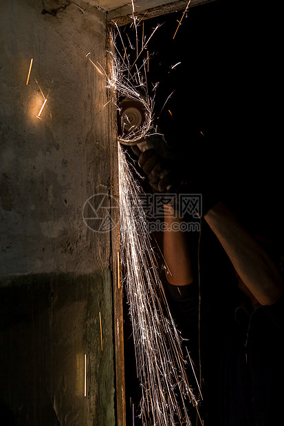 圆形电锯的旋转盘带火花机械技术制造磨床金工圆锯危险工作金属制造业图片