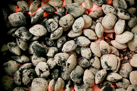 在壁炉里烧木炭图片
