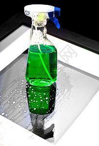 塑料瓶中的绿色清洁剂图片