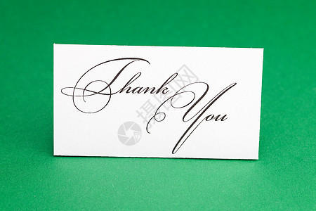 在绿背景下签名的感谢卡 感谢您礼物绿色回应桌子空白水平感激问候语摄影墨水图片