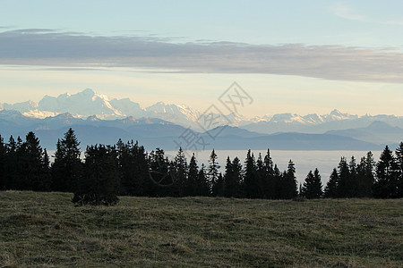 瑞士雾海的蒙特布朗姆峰图片