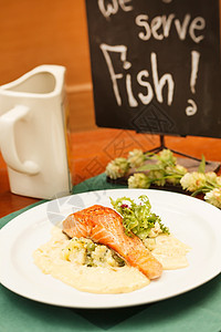 配有蔬菜的鲑鱼牛排沙拉柠檬饮食午餐烧烤鱼片盘子营养炙烤酒吧图片