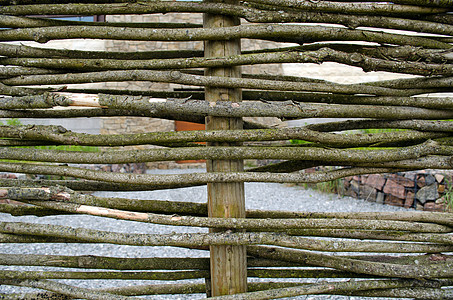 木树枝栅栏背景的铁丝网编织图片