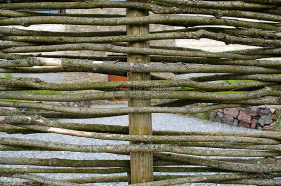 木树枝栅栏背景的铁丝网编织图片