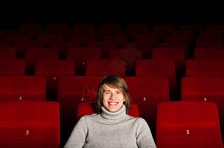 电影院里的男人女性眼镜爆米花享受幸福男性观众微笑乐趣电影图片