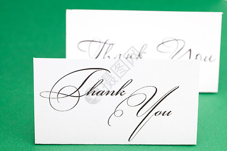 在绿背景下签名的感谢卡 感谢您邀请函空白写作回应桌子框架绿色卡片摄影问候语图片
