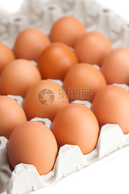 在包件中的鸡蛋 在白色上隔开团体棕色椭圆形纸板早餐店铺市场营养生产纸盒图片