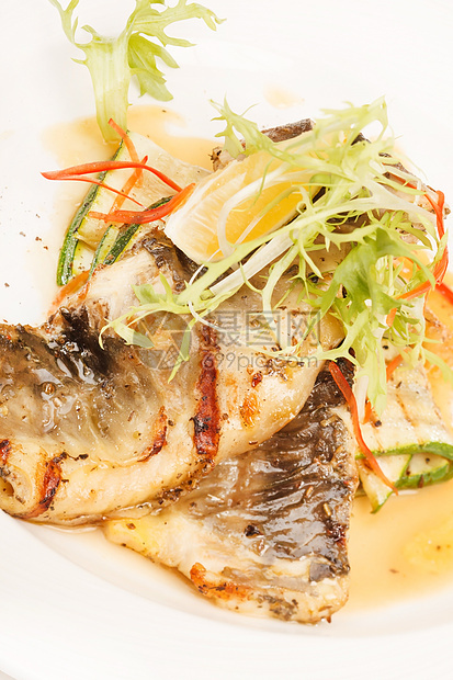 有蔬菜的鱼胡椒熟食菠菜食物松子油炸产品美食白色绿色图片