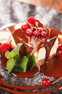 巧克力芝士蛋糕和浆果卷发覆盆子小吃糕点馅饼奢华焦糖派对甜点奶油图片
