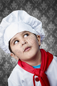 穿着制服的快乐男孩烹饪 过旧年背景滑稽外表图片
