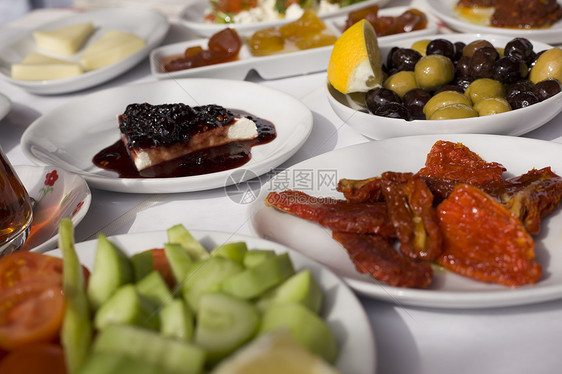 紧贴经典的土耳其式早餐食品餐盘食物餐厅小吃美食桌子香料黄瓜营养盘子图片