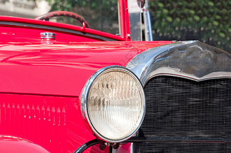 古旧汽车大灯时光玻璃风架散热器车轮金属红色格子图片