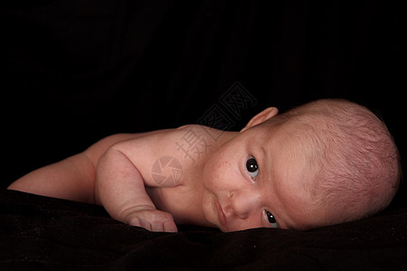 黑人背景的新生儿1个月背景图片