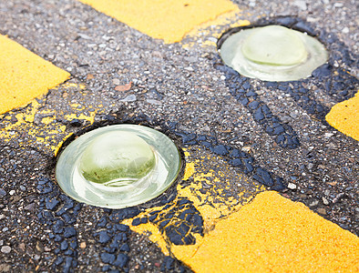 路路标志标记反光街道安全装置道路黄色粒状路面沥青玻璃图片