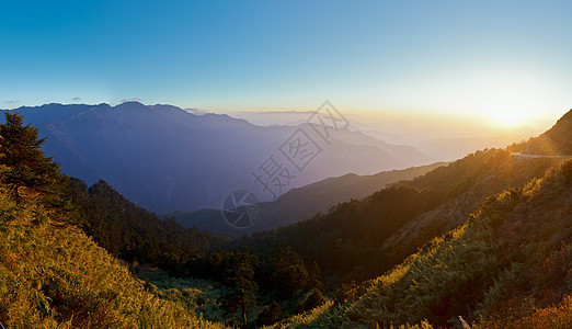 山区日落阳光叶子地平线戏剧性蓝色旅行高地山峰城市风景图片