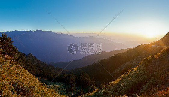 山区日落阳光叶子地平线戏剧性蓝色旅行高地山峰城市风景图片
