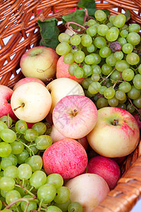 苹果和葡萄食物收成篮子团体饮食维生素味道静物坡度营养图片