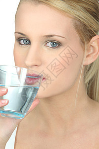 金金发妇女饮用水口渴玻璃饮食微笑饮料手臂女性女孩杯子矿物图片