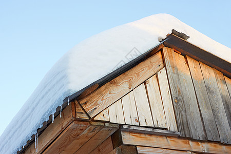 有雪的生锈木制木屋顶图片