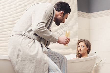 洗手间中年轻漂亮的一对奶油镜子女孩卫生妻子男性男人皮肤家庭护理图片