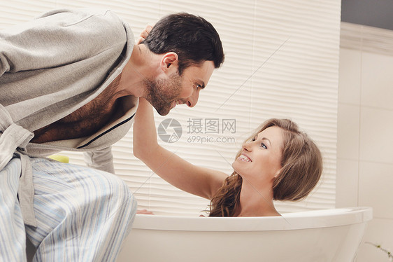 洗手间中年轻漂亮的一对浴室幸福男人护理化妆品女朋友皮肤微笑男性眼睛图片