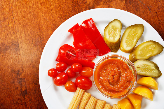 美味的开胃菜沙拉玉米黄色食物桌子胡椒黄瓜餐厅早餐红色图片