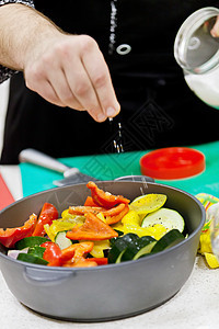 厨师工作作坊服务圆形蔬菜商业烤箱男人桌子红色营养图片