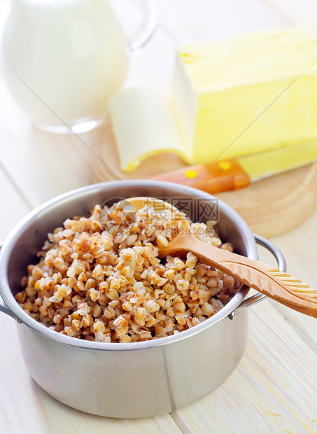 湿热碎粒美食午餐节食盘子谷物稀饭黄油厨房木头图片