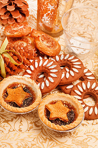 圣诞节甜点食物文化巧克力馅饼香料水果照片星形金子丝带图片