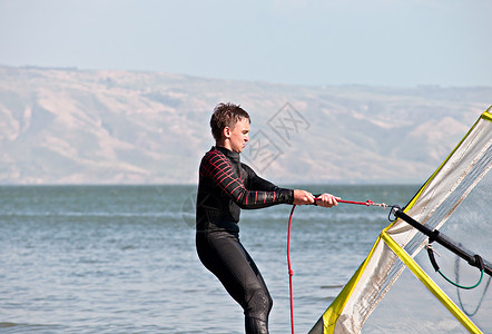 冲浪  男人年轻冲浪者风帆动力装置娱乐运动赛车手木板冲浪男人力量背景