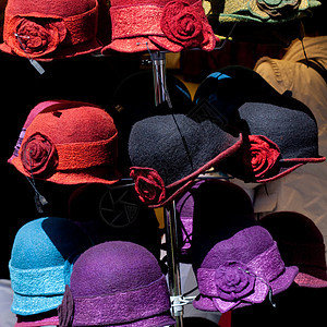 集市的彩色帽子圆形红色工艺销售棕色优雅展示市场摄影小贩图片