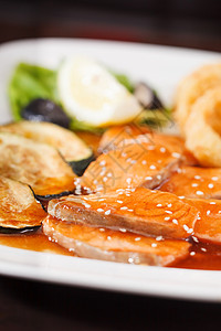 有蔬菜的三文鲑鱼鱿鱼美味美食柠檬午餐盘子脂肪牛扒营养海鲜图片