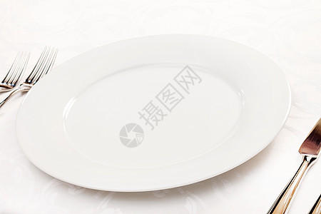 带叉子和刀具的白色空板环境盘子用餐陶瓷桌子银器餐具食物勺子晚餐图片