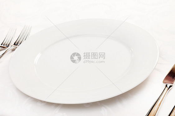 带叉子和刀具的白色空板环境盘子用餐陶瓷桌子银器餐具食物勺子晚餐图片