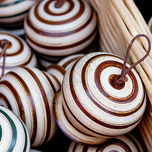 集市篮子里的陶瓷钟声纪念品文化市场音乐细绳黏土旅行乐器戒指棕色图片
