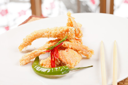 马哈鱼餐厅筷子午餐美食辣椒油炸饮食海鲜烹饪盘子图片