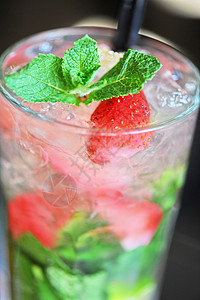 草莓莫希托鸡尾酒玻璃果汁液体热带稻草糖浆食物叶子苏打饮料图片