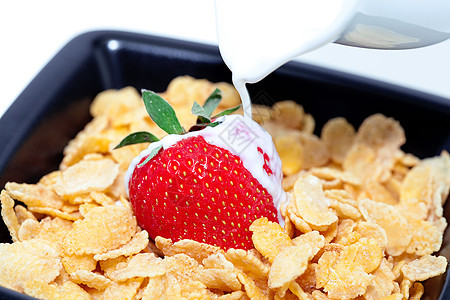 白边隔绝的碗中的草莓 牛奶和片片片小吃用具饮食勺子宏观水果燕麦薄片早餐生活图片