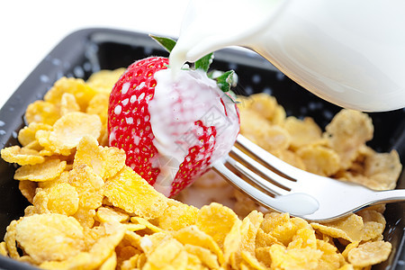 白边隔绝的碗中的草莓 牛奶 叉和片片薄片谷物玉米美食水果燕麦生活饮料早餐用具图片