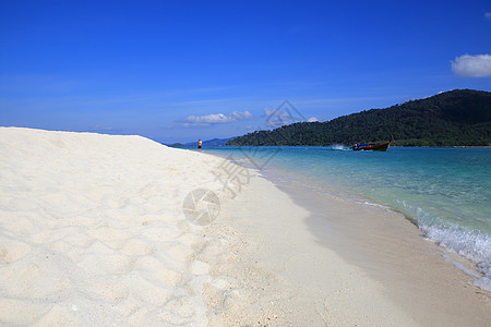 泰国利佩岛清水和蓝天空海景岩石天堂海洋珊瑚娱乐悬崖热带运输旅行图片