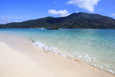 泰国利佩岛清水和蓝天空岩石海洋海景珊瑚娱乐天堂旅行支撑旅游血管图片