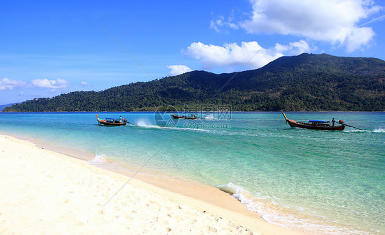泰国利佩岛清水和蓝天空海景悬崖运输旅行支撑假期旅游海岸海滩热带图片