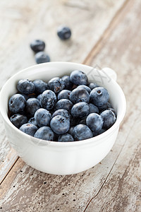 新鲜蓝莓浆果团体覆盆子木头饮食食物小吃蓝色杯子早餐图片